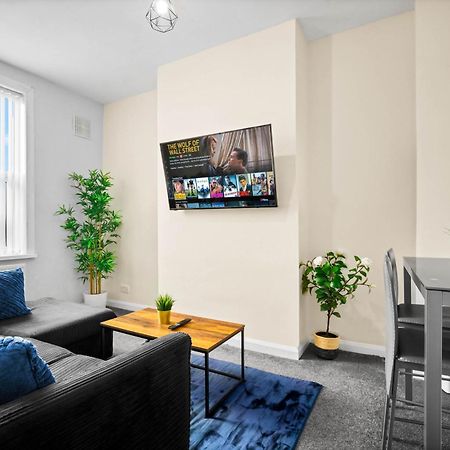 Two Bedroom Apartment - Single Beds - Accommodates 3 - Street Parking - Top Rated -Wbb West Bromwich Dış mekan fotoğraf