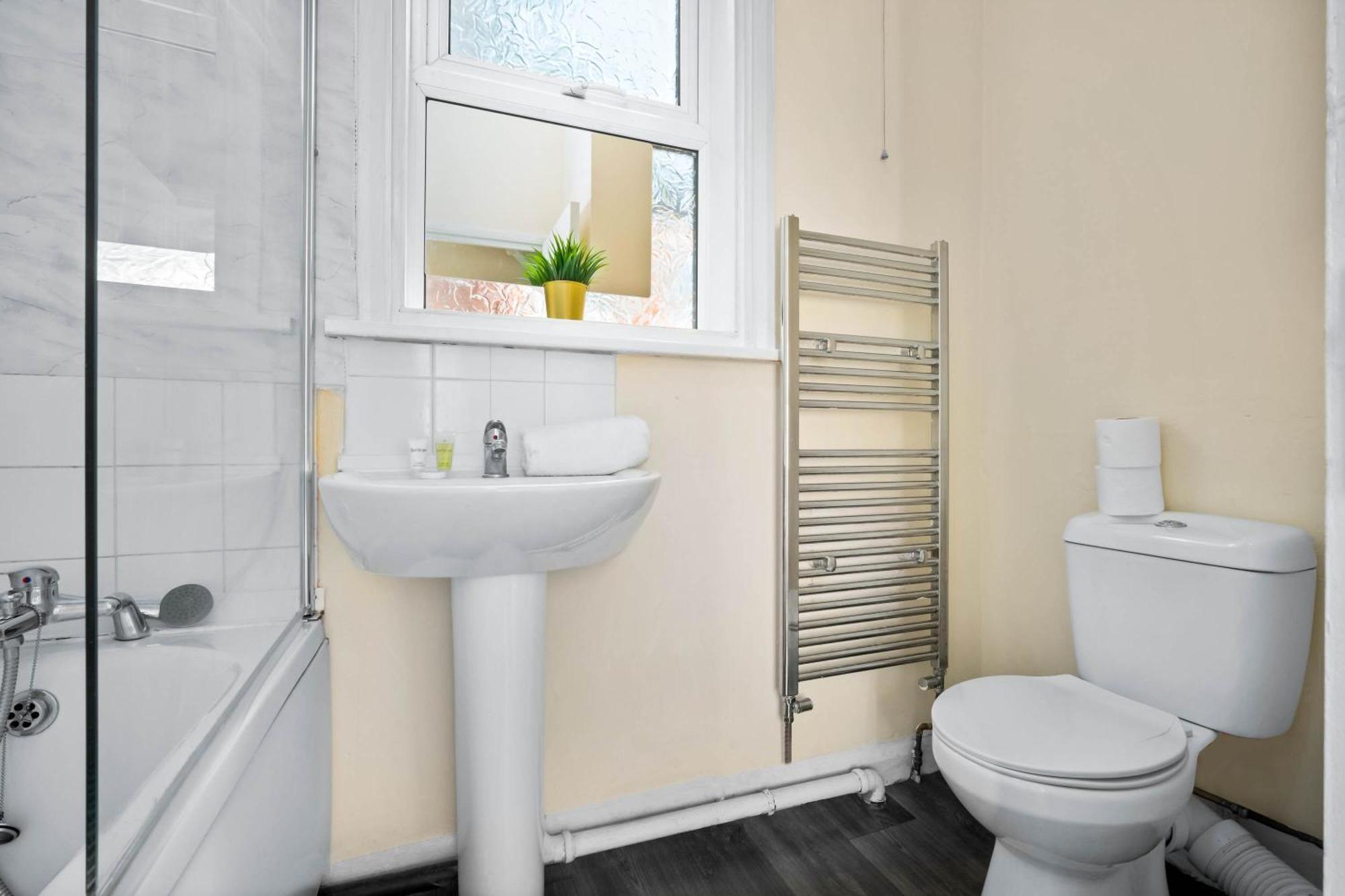 Two Bedroom Apartment - Single Beds - Accommodates 3 - Street Parking - Top Rated -Wbb West Bromwich Dış mekan fotoğraf