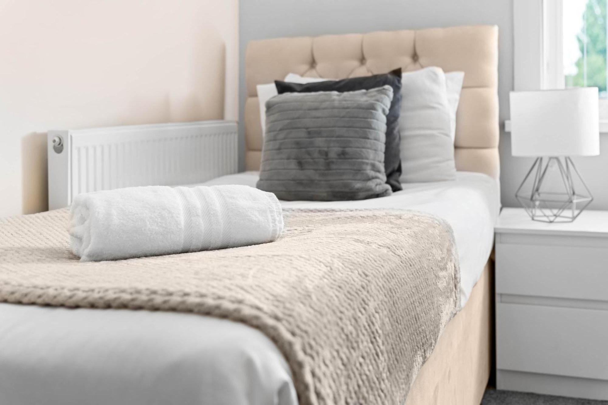 Two Bedroom Apartment - Single Beds - Accommodates 3 - Street Parking - Top Rated -Wbb West Bromwich Dış mekan fotoğraf