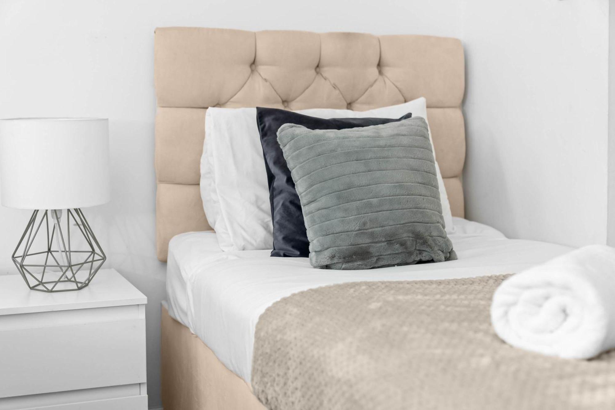 Two Bedroom Apartment - Single Beds - Accommodates 3 - Street Parking - Top Rated -Wbb West Bromwich Dış mekan fotoğraf