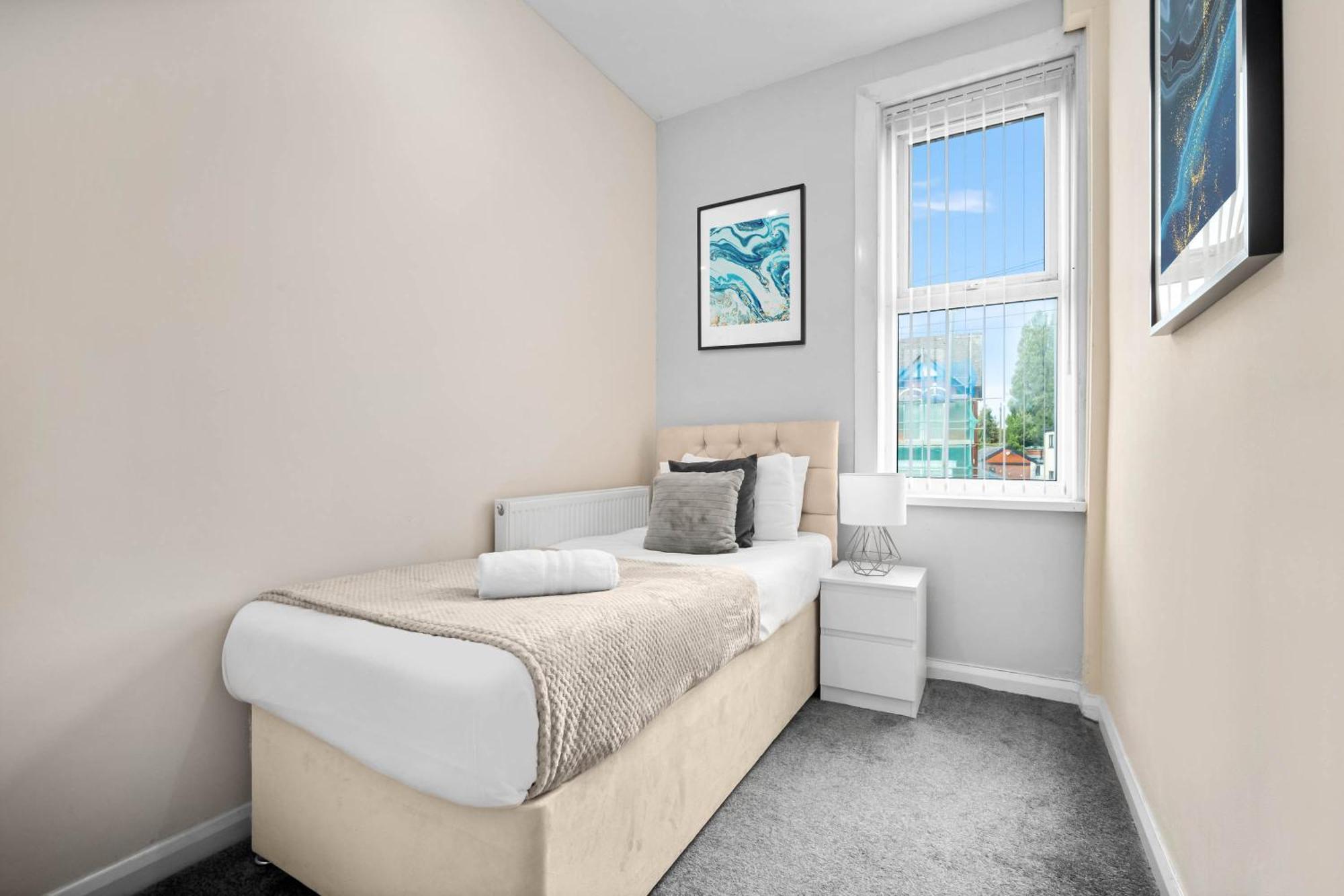 Two Bedroom Apartment - Single Beds - Accommodates 3 - Street Parking - Top Rated -Wbb West Bromwich Dış mekan fotoğraf