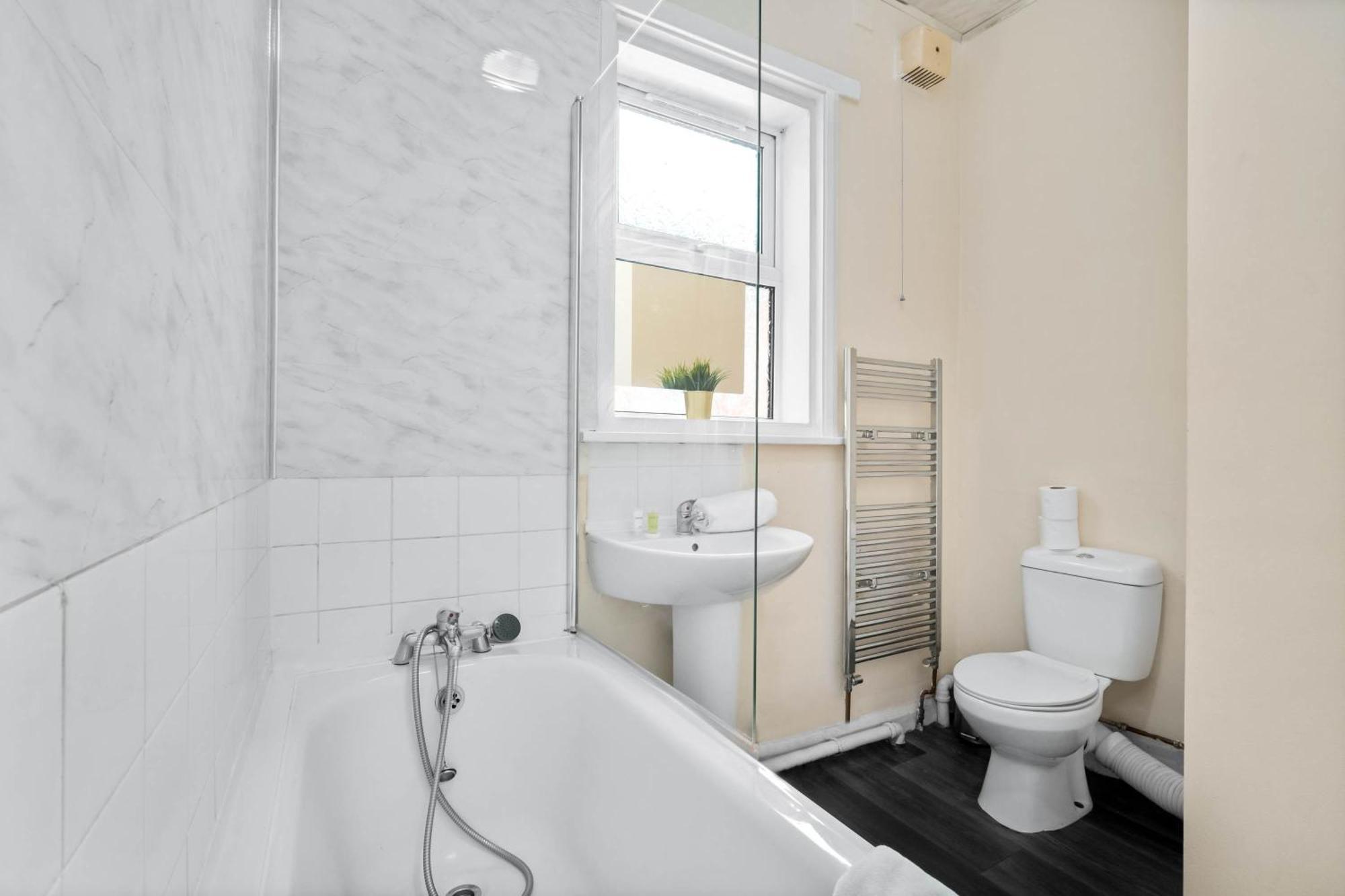 Two Bedroom Apartment - Single Beds - Accommodates 3 - Street Parking - Top Rated -Wbb West Bromwich Dış mekan fotoğraf
