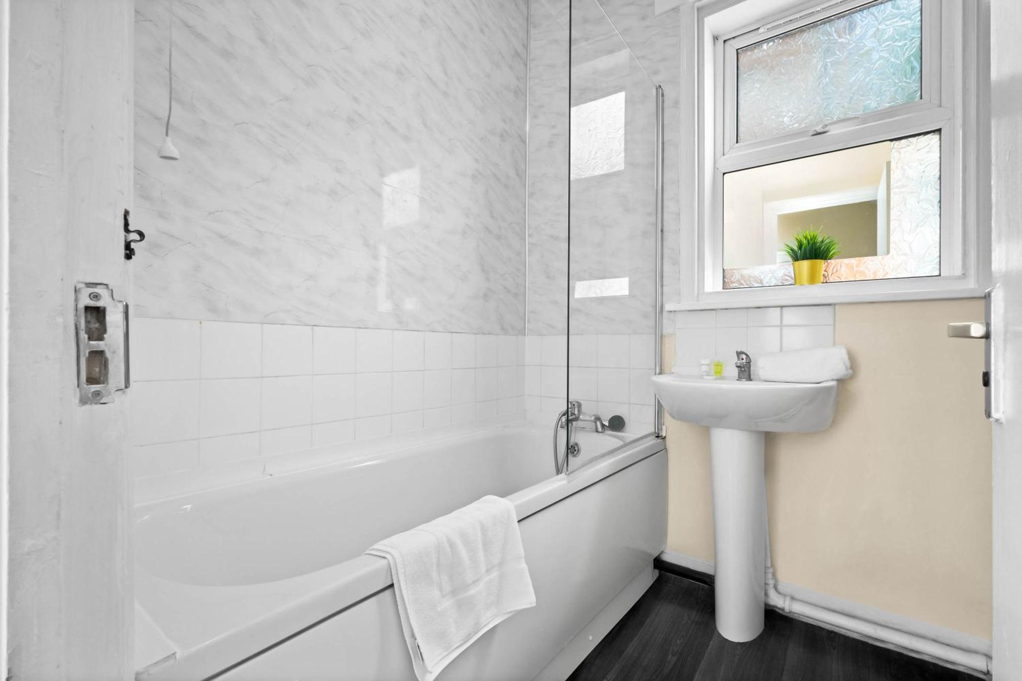 Two Bedroom Apartment - Single Beds - Accommodates 3 - Street Parking - Top Rated -Wbb West Bromwich Dış mekan fotoğraf