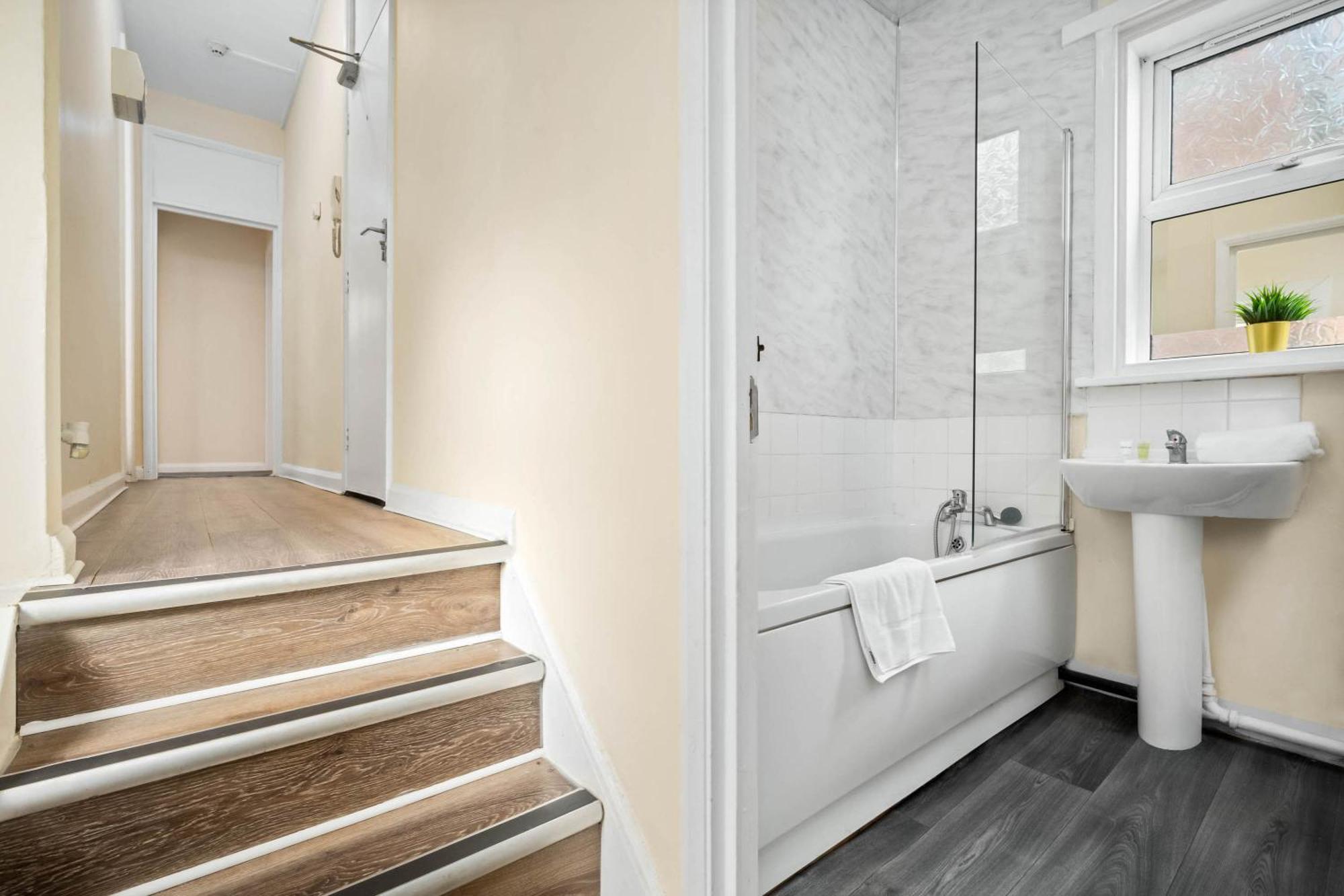 Two Bedroom Apartment - Single Beds - Accommodates 3 - Street Parking - Top Rated -Wbb West Bromwich Dış mekan fotoğraf